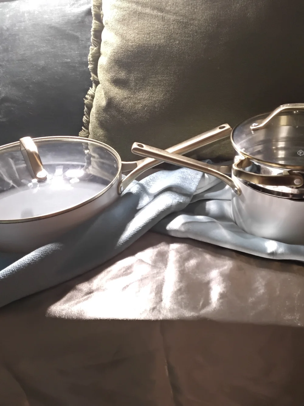 White Ceramic-Coated Cookware Set with Gold Handles - Picture 3 of 7